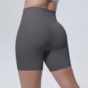 Vue détaillée du short de yoga gris foncé à taille haute avec effet galbant fessier
