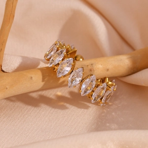 Dettaglio macro dell'anello dorato con zirconi marquise su ramo naturale