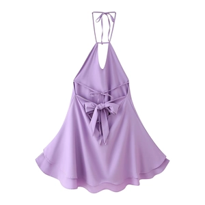 Robe dos nu satinée violet clair avec licou et grand nœud papillon décoratif