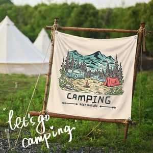 Détail de tapisserie de camping vintage avec illustration de montagne et œillets en métal