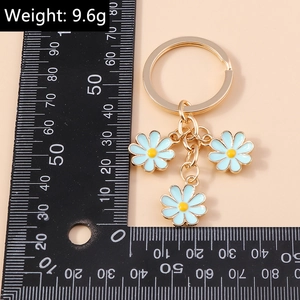 Daisy keychain measurement showing 9.6g weight and size on a millimeter scale