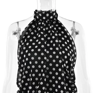 Détail de la robe licou en mousseline noire à pois blancs avec une coupe ajustée