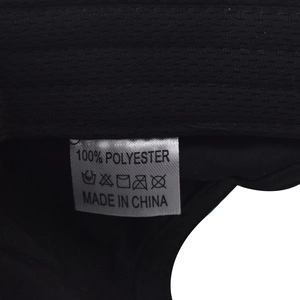 Détail de la matière 100% polyester et de l'étiquette d'entretien sur cette casquette de baseball