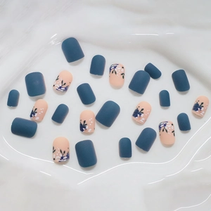 24 unghie finte quadrate corte con finitura blu opaca e motivi floreali