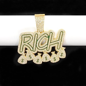 Pendentif RICH doré avec sacs d'argent à signe dollar sertis sur un présentoir