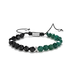 Vue détaillée des perles facettées et des ferrures en argent gravées sur un bracelet tressé