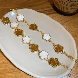 Vue détaillée du bracelet floral vintage français avec chaîne dorée et résine
