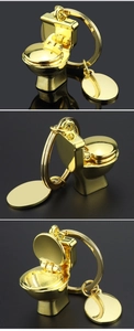 Goldfarbener Mini-Toilette Schlüsselanhänger aus Metall kreatives Geschenk Detailansicht