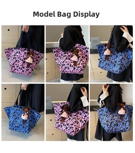 Borsa tote con stampa leopardata mostrata da più angolazioni con ciondolo in peluche