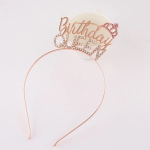 Détail du serre-tête rose doré Birthday QUEEN avec strass roses et accents de couronne