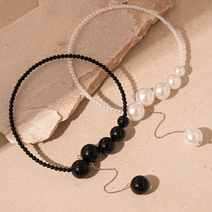 Collier vintage en perles avec cercle géométrique et pompon en noir et blanc