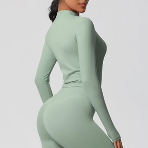 Gros plan sur l'ensemble de yoga vert sauge montrant la texture du tissu élastique