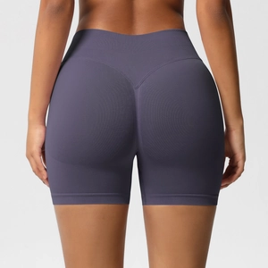 Détail arrière du short de fitness sans couture à taille haute avec effet push-up