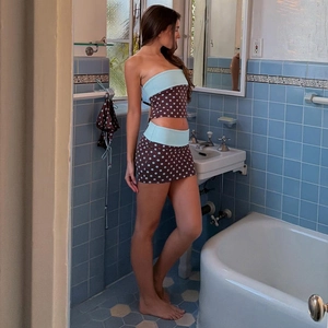 Détail d'un ensemble haut bandeau et mini-jupe à pois avec bordure bleu clair pour femme
