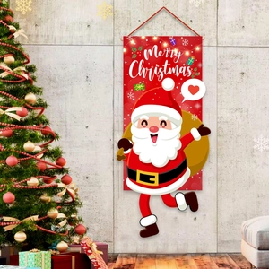 Bannière de porte Père Noël Merry Christmas sur un mur décoré avec un sapin de Noël