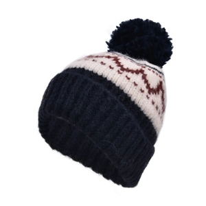 Détail du bonnet en maille avec motif jacquard rétro et grand pompon bleu marine doux