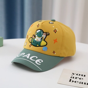 Détail d'une casquette enfant jaune et verte avec broderie astronaute et texte SPACE