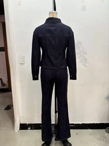 Vue arrière d'un ensemble en jean bleu foncé avec veste ajustée et pantalon évasé