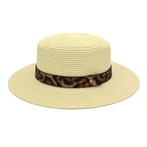 Primo piano di un cappello di paglia da donna a tesa piatta con fascia leopardata.