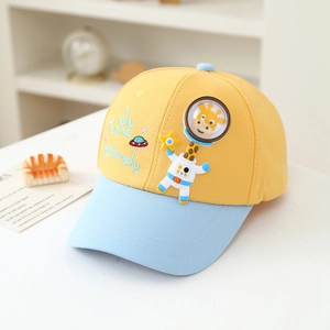 Dettaglio del ricamo giraffa astronauta su un cappellino per bambini giallo e blu