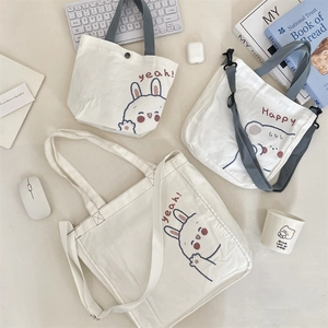 Comparación de tres lindos bolsos de lona con estampados de osos y conejos en tamaños