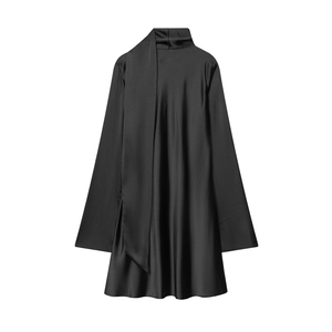 Élégante robe longue noire en satin avec un col écharpe unique et une finition soyeuse
