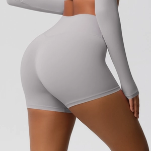Dettaglio dei pantaloncini fitness grigio scuro a vita alta con effetto modellante