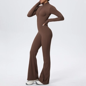 Détail de la combinaison de yoga marron avec col montant zippé et jambes évasées