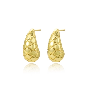 Elegante 18k vergoldete Ohrstecker mit Rautenmuster auf einem klaren weißen Hintergrund