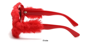 Vue latérale de lunettes de soleil ovales rouges avec texture en peluche et détails doux