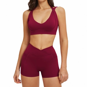 Set yoga bordeaux da donna con reggiseno allacciato al collo e pantaloncini a vita alta