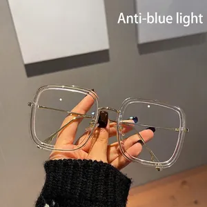 Occhiali quadrati anti-luce blu con montatura trasparente e stanghette dorate