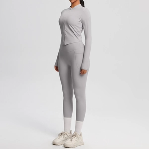 Détail du legging de yoga taille haute avec poches et veste de sport ajustée