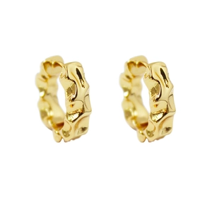 Boucles d'oreilles dorées à texture de lave avec un design rond minimaliste chic