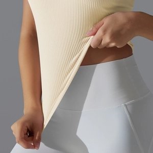 Détail de la texture côtelée jaune pâle et de la coupe ajustée du débardeur de yoga