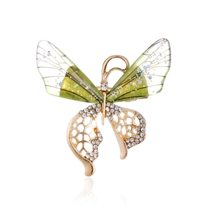Elegante vlinder speld met groene harsvleugels en fonkelende witte diamanten