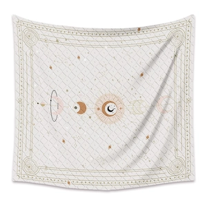 Détail de tapisserie céleste avec phases de lune, soleil et étoiles sur tissu crème