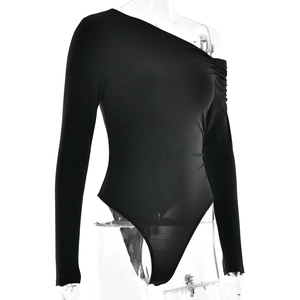 Détail de ce body sexy noir à une épaule et manches longues avec fronces