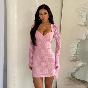 Detalle del vestido de encaje rosa con motivos florales y escote de corazón suave