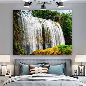 Détail de tapisserie de forêt et cascade dans une chambre moderne avec literie grise chic