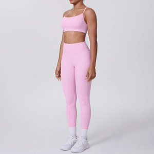 Détail de l'ensemble de yoga rose avec soutien-gorge de sport et legging taille haute