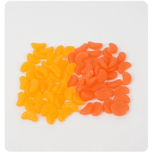 Vista detallada de rodajas de naranja en miniatura de resina para manualidades
