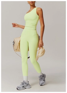 Détail du haut de yoga asymétrique vert citron et legging taille haute avec poches