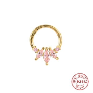 Détail d'un piercing de nez en argent S925 doré serti de cristaux roses brillants
