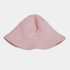 Dettaglio del ricamo mama bianco sul tessuto in spugna rosa del cappello a secchiello