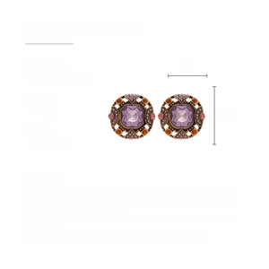 Detailansicht quadratischer Vintage-Ohrringe mit Material- und Größenangaben auf Weiß