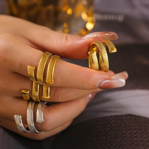 Anillo Abierto de Acero de Titanio Minimalista Geométrico Devanado Roscado para Mujer Chapado en Oro 18K Estilo Industrial Ajustable Joyería