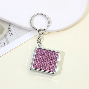 Roze strass-sleutelhanger met 2-in-1 mini-make-upspiegel en sprankelend vierkant design