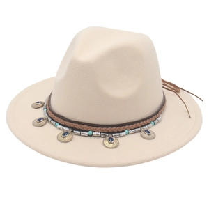 Cappello fedora beige a tesa larga con decorazioni etniche e ciondoli in metallo