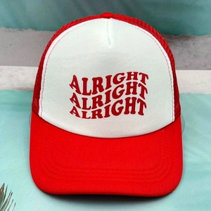Detail der rot-weißen Trucker-Cap mit Alright-Schriftzug und atmungsaktivem Netzgewebe